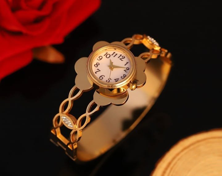 Elegant Golden Women’s Bracelet Watch